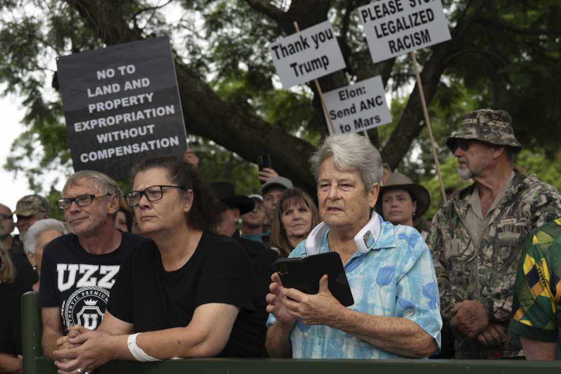 Afrikaner refugees arrive in US