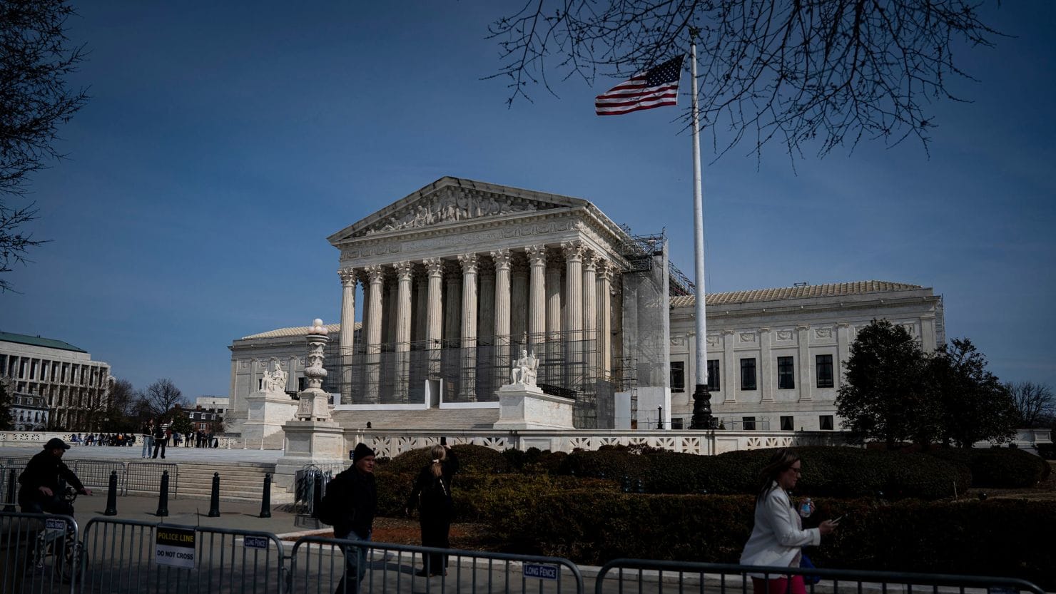 Supreme Court blocks Trump from restarting Alien Enemies Act ...
