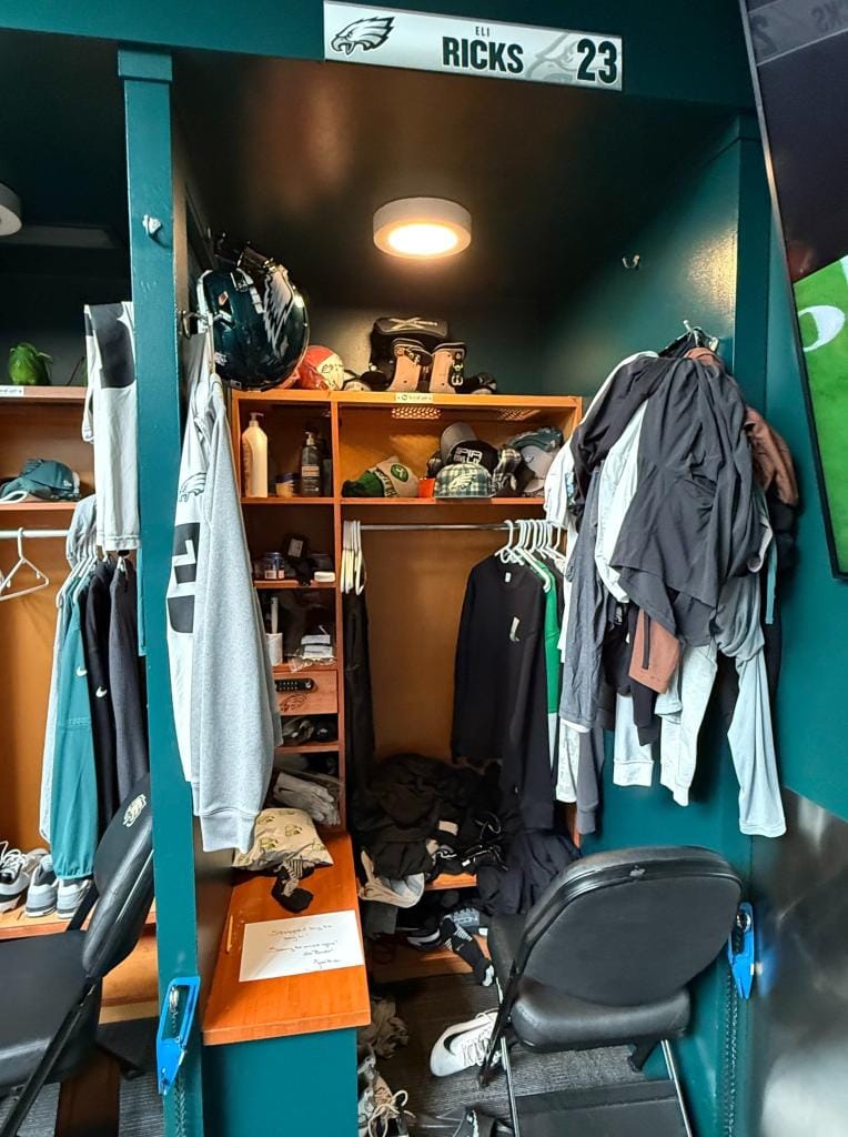 Ivanka Trump visits Philadelphia Eagles' locker room looking ...